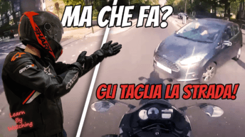 LEARN BY WATCHING Macchina taglia la strada ad un motociclista ad un incrocio!