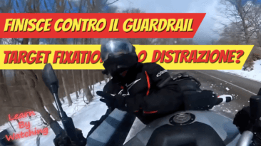 Moto finisce contro il guardrail