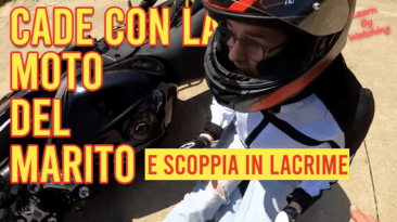 Cade con la moto