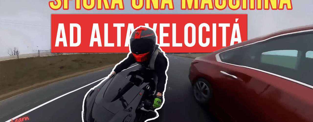 Moto sfiora macchina