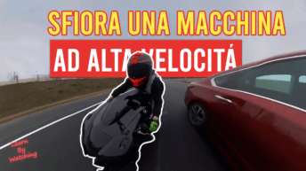 Moto sfiora macchina