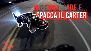 Impenna e cade in moto